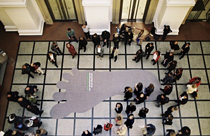 Aktion Fußabdruck im Foyer des Abgeordnetenhauses