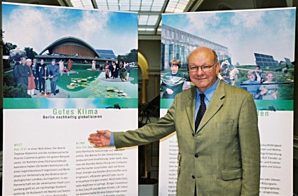 Walter Momper vor der Ausstellung